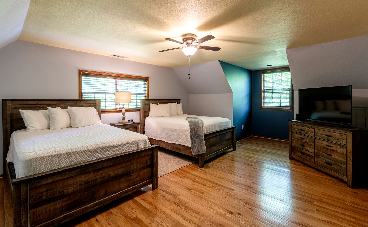 Amazing Lakefront Cabin Perfect for Groups in Topton, North Carolina