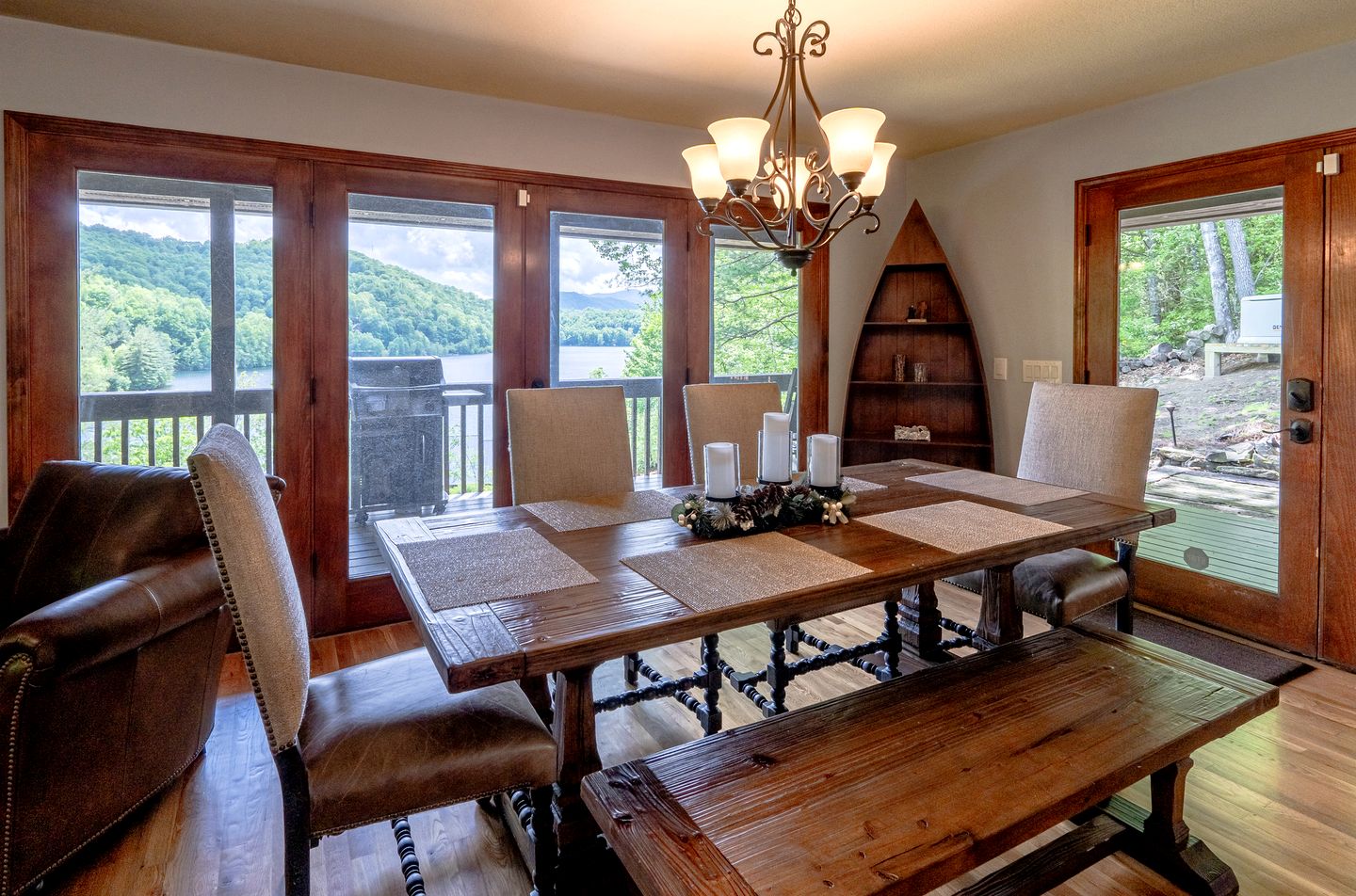 Amazing Lakefront Cabin Perfect for Groups in Topton, North Carolina