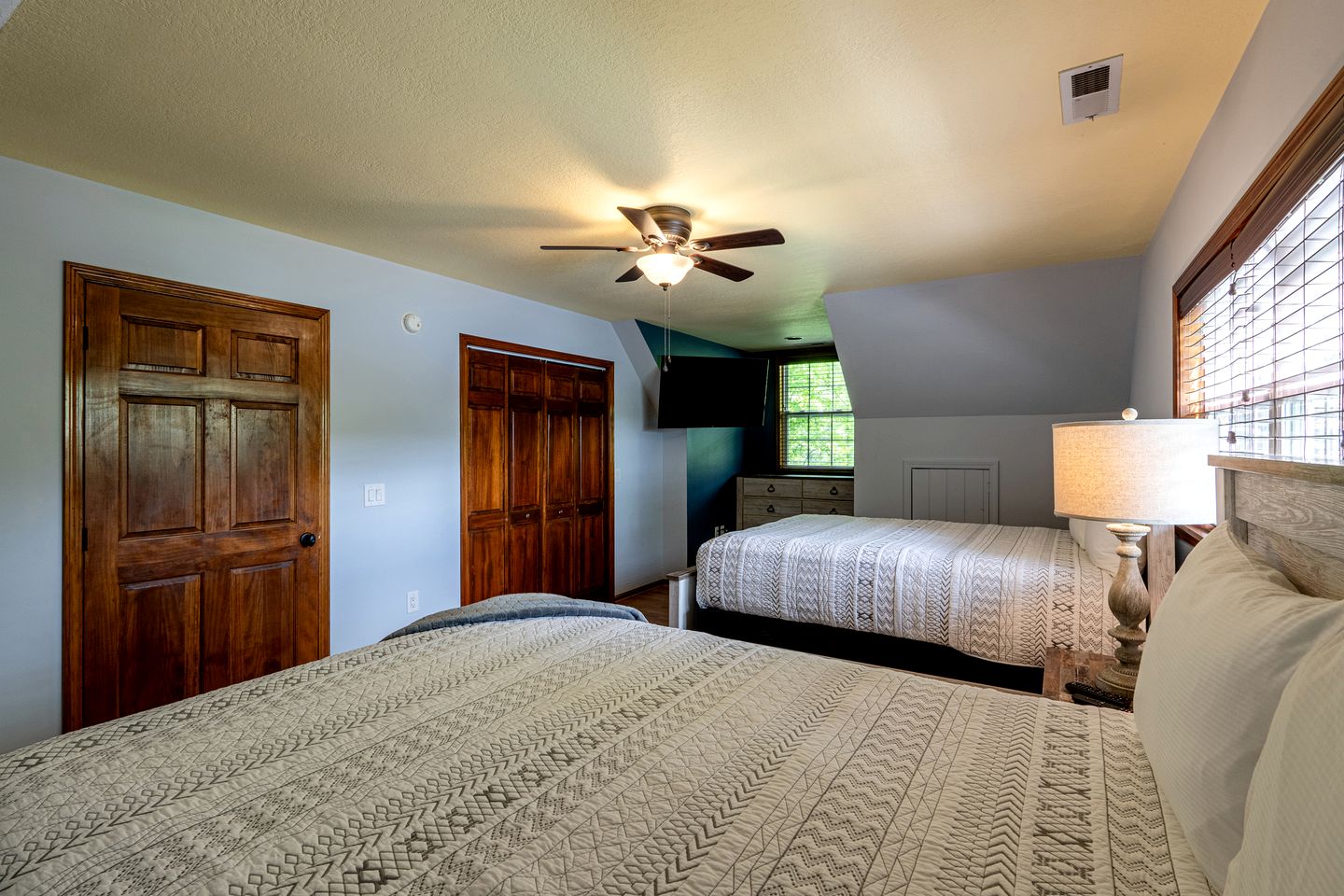 Amazing Lakefront Cabin Perfect for Groups in Topton, North Carolina