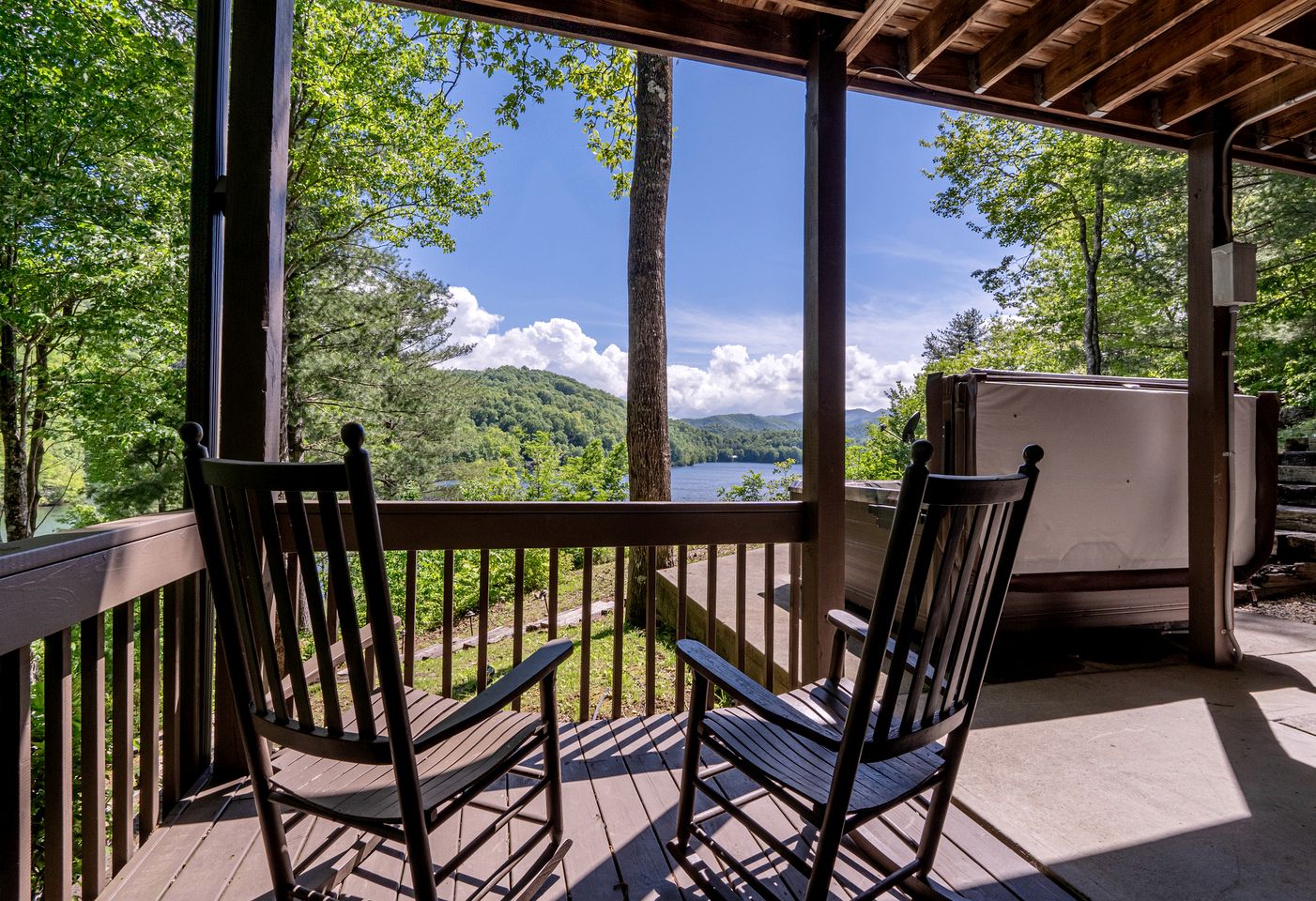 Amazing Lakefront Cabin Perfect for Groups in Topton, North Carolina