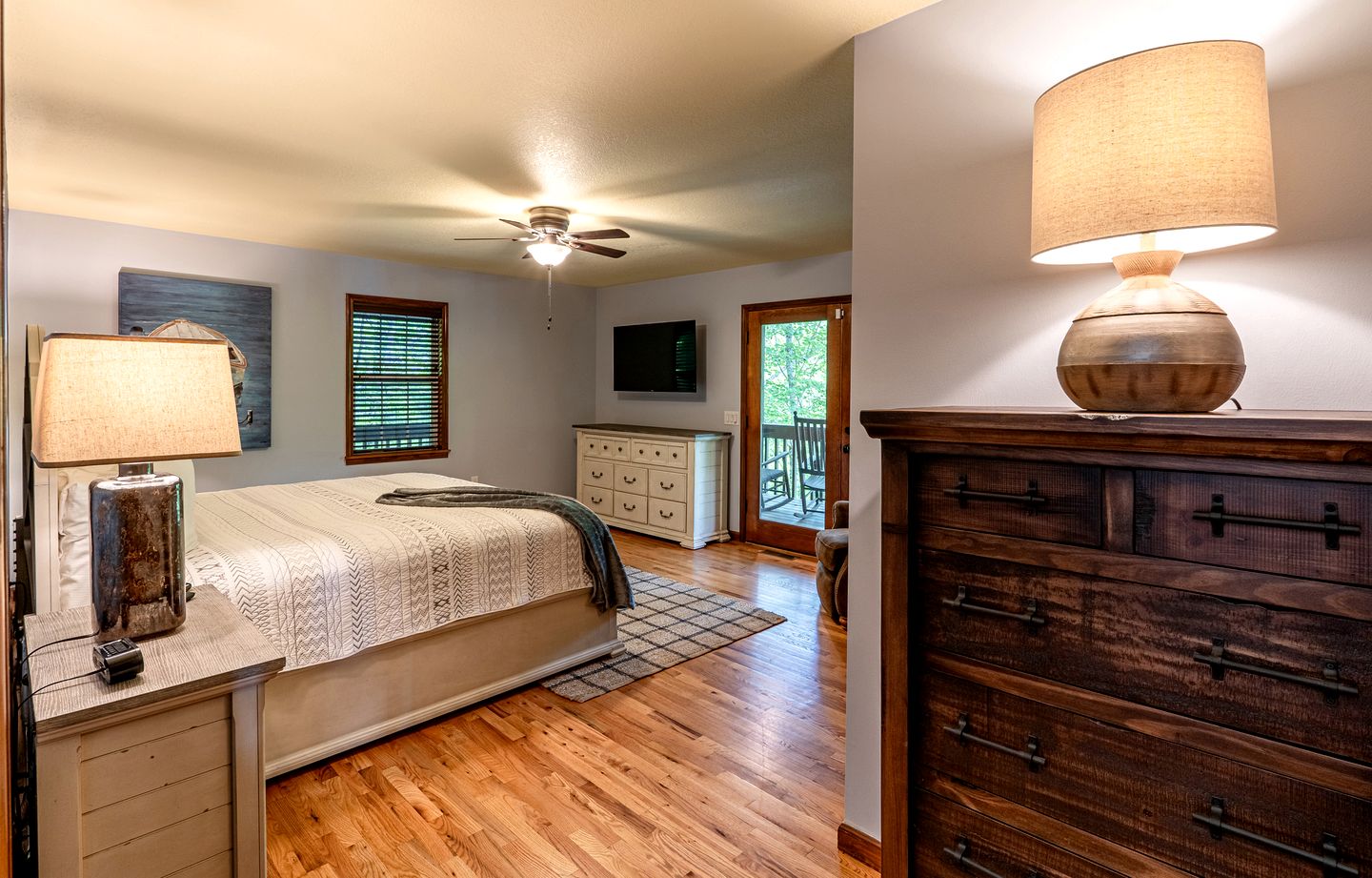 Amazing Lakefront Cabin Perfect for Groups in Topton, North Carolina