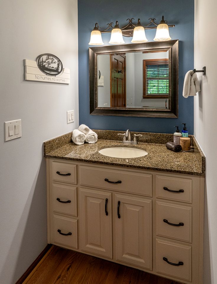 Amazing Lakefront Cabin Perfect for Groups in Topton, North Carolina