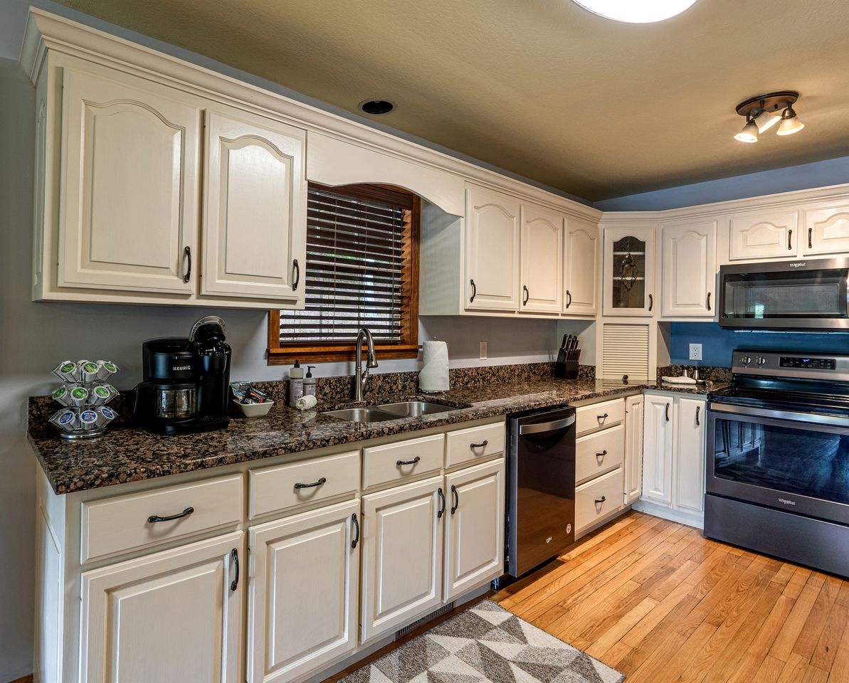 Amazing Lakefront Cabin Perfect for Groups in Topton, North Carolina