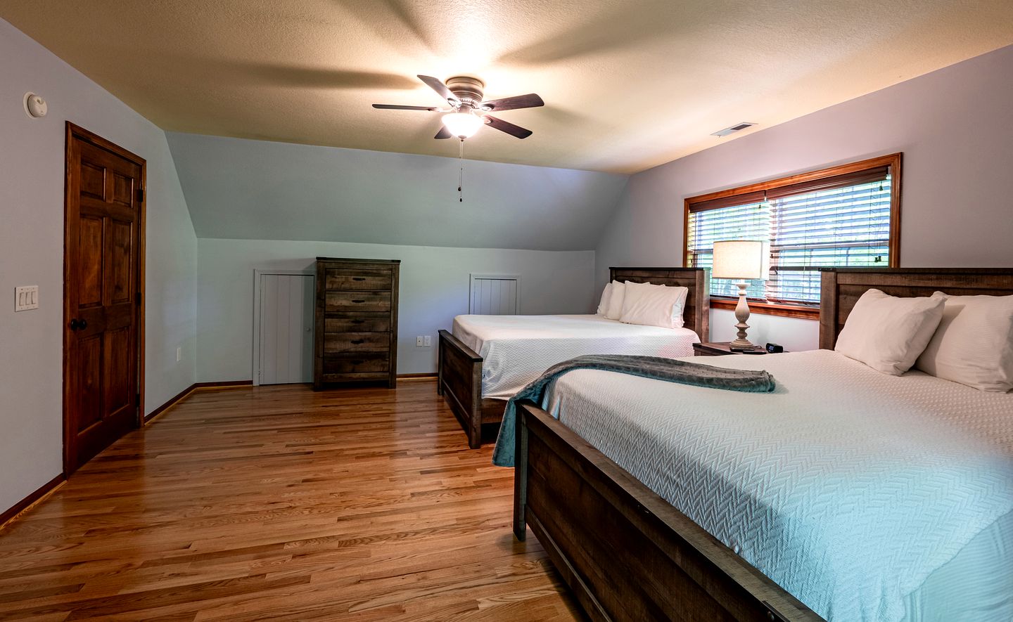 Amazing Lakefront Cabin Perfect for Groups in Topton, North Carolina