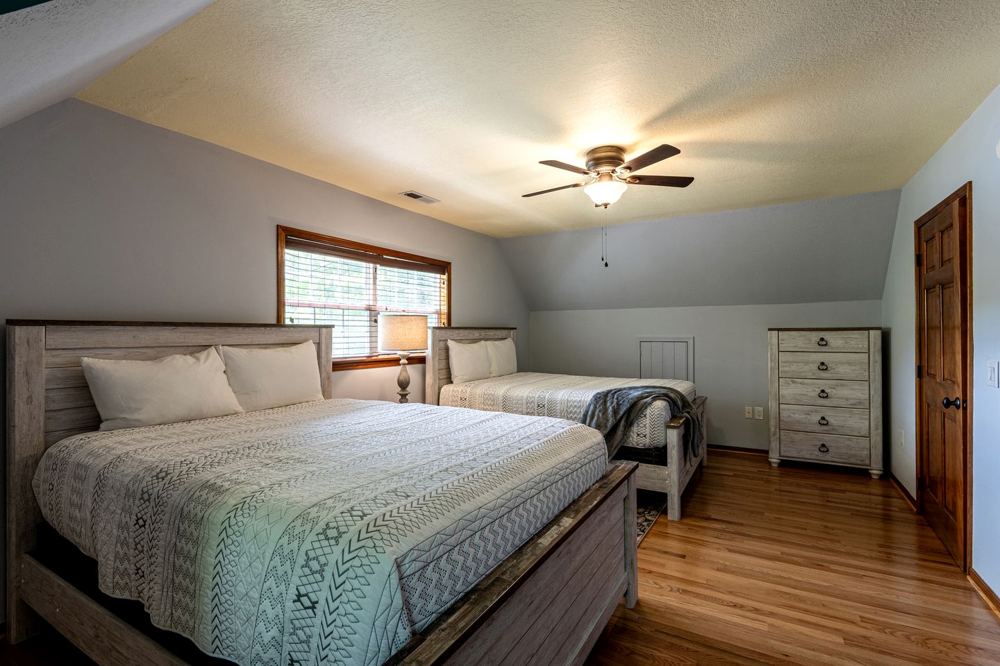 Amazing Lakefront Cabin Perfect for Groups in Topton, North Carolina