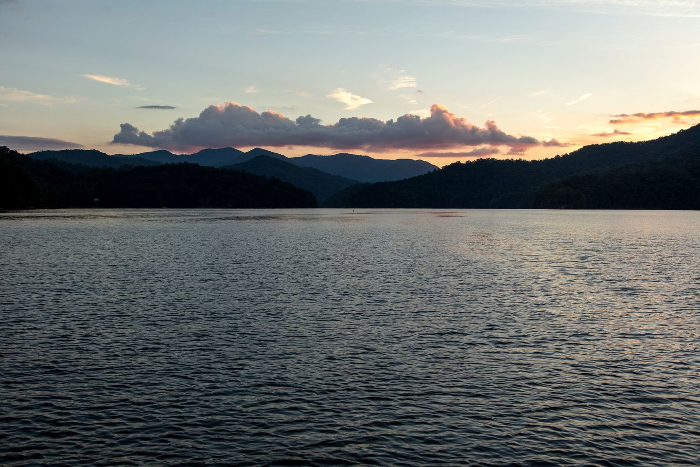 Amazing Lakefront Cabin Perfect for Groups in Topton, North Carolina