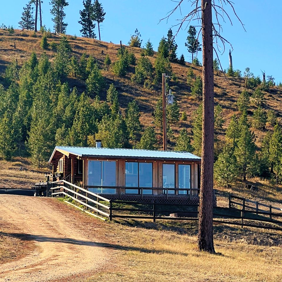 Amazing Log Cabin with Stunning Views in Conner, Montana