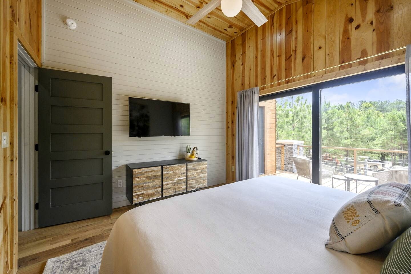 Amazing Secluded Cabin Perfect for Couples in Broken Bow, Oklahooma