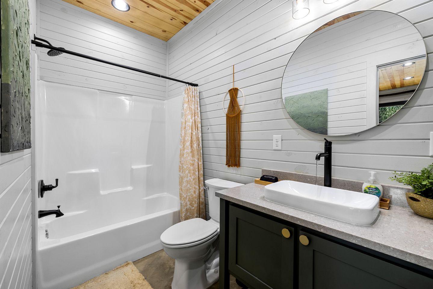 Amazing Secluded Cabin Perfect for Couples in Broken Bow, Oklahooma