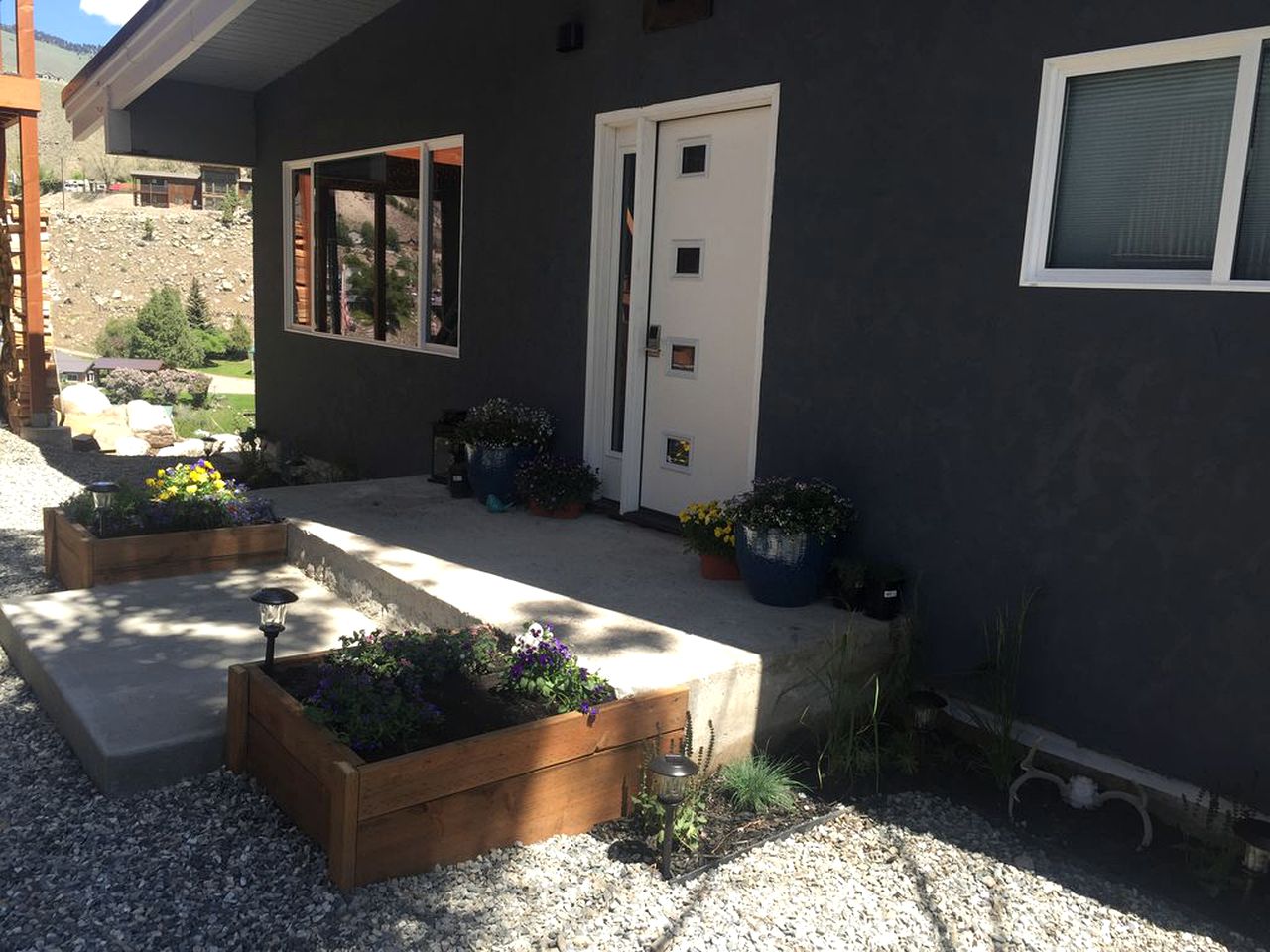 Cozy Cabin Retreat with Stunning Views of Yellowstone National Park in Montana