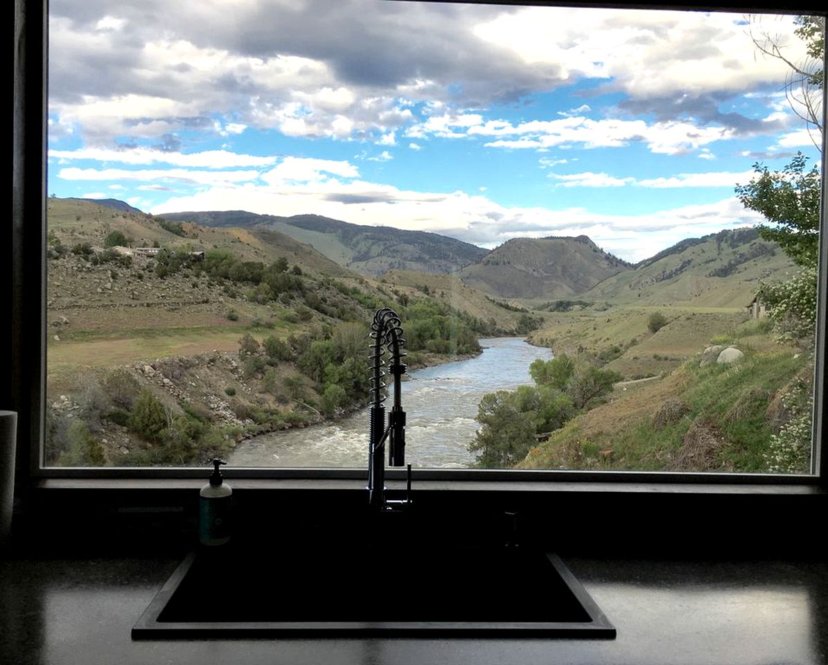 Cozy Cabin Retreat with Stunning Views of Yellowstone National Park in Montana