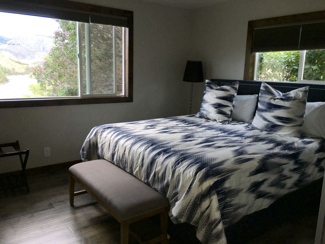 Cozy Cabin Retreat with Stunning Views of Yellowstone National Park in Montana