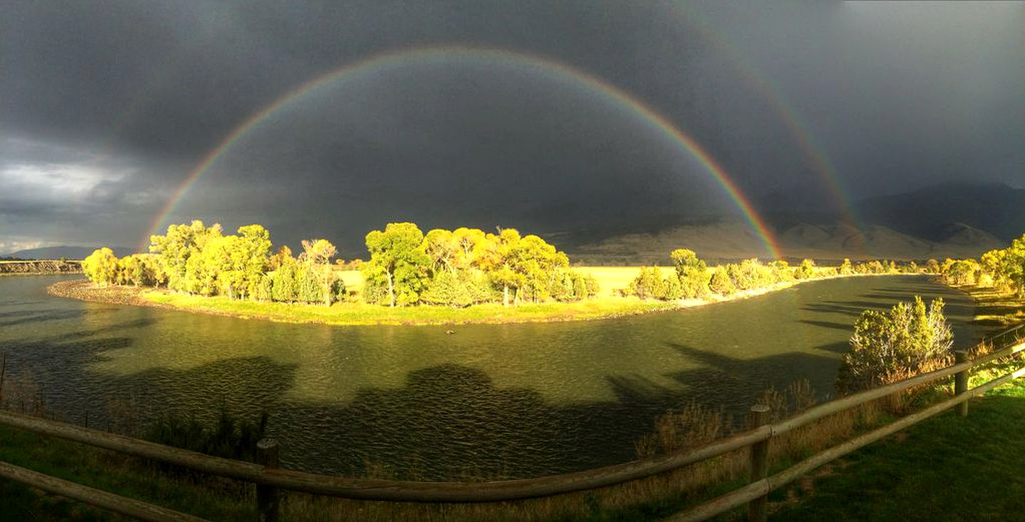 Cozy Cabin Retreat with Stunning Views of Yellowstone National Park in Montana