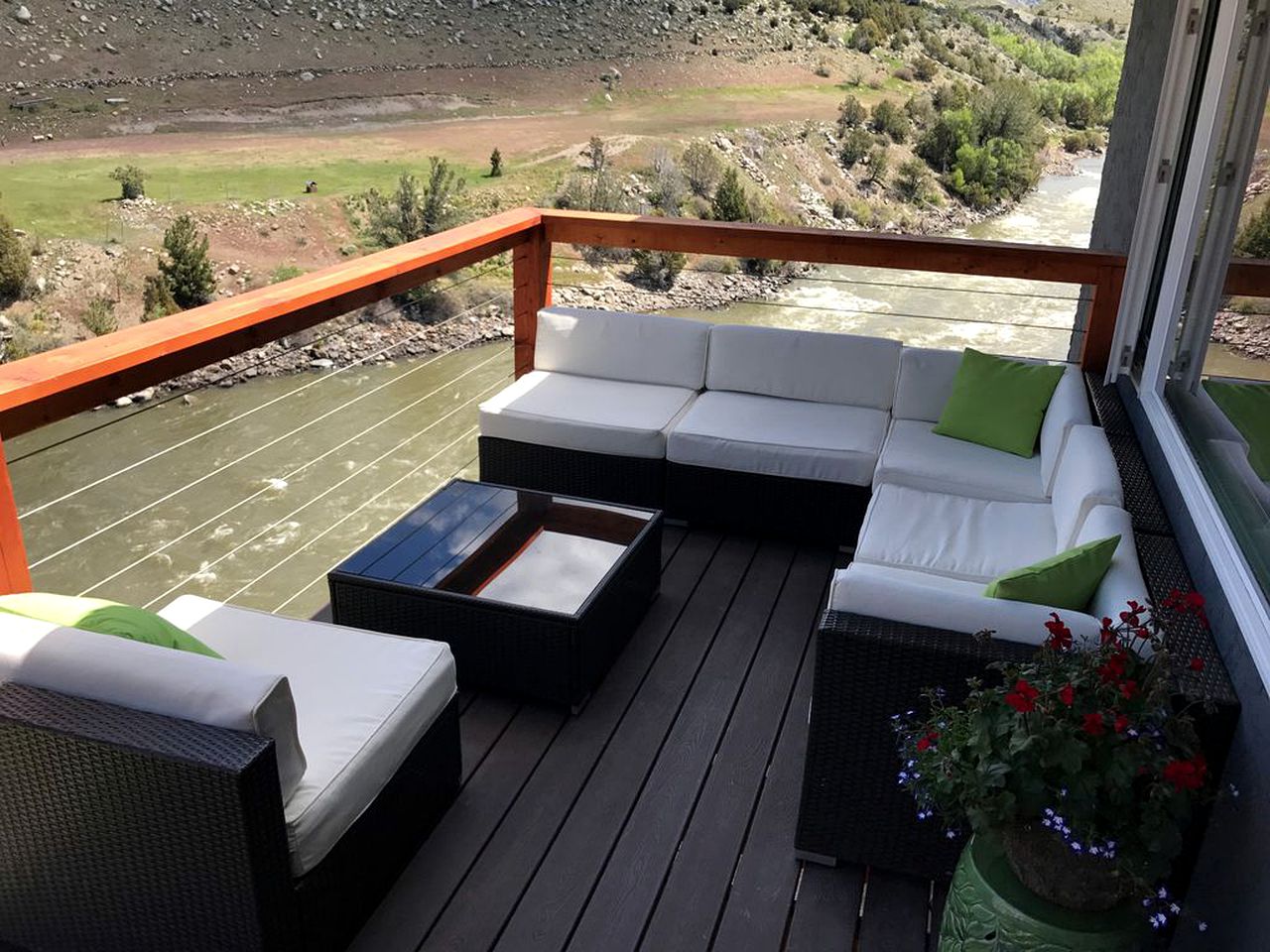 Cozy Cabin Retreat with Stunning Views of Yellowstone National Park in Montana