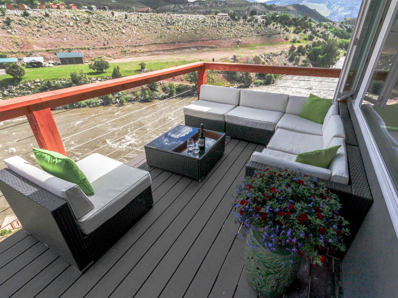 Cozy Cabin Retreat with Stunning Views of Yellowstone National Park in Montana