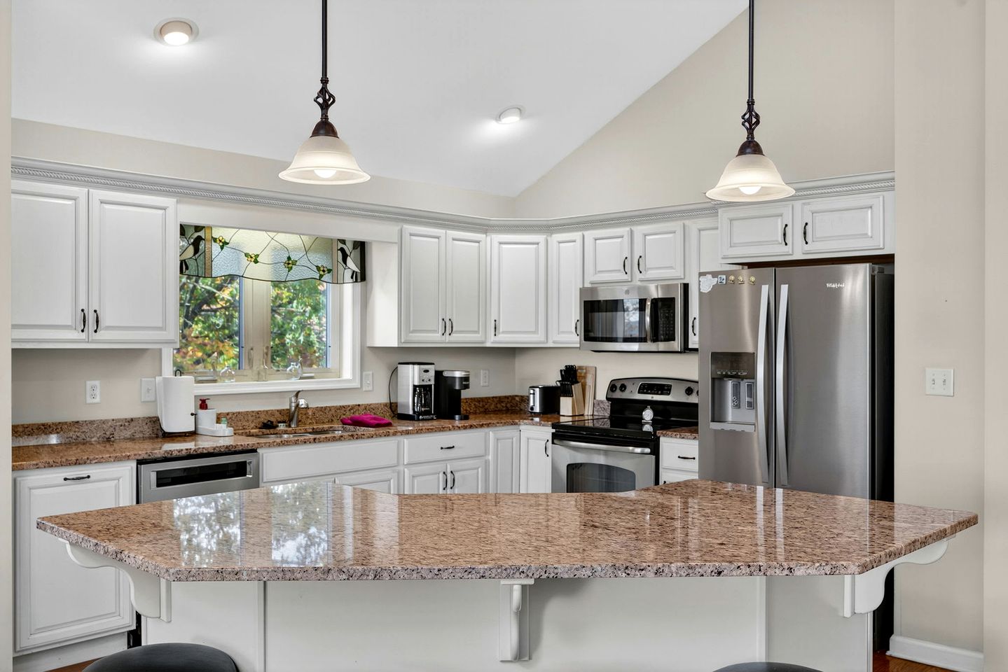 Scenic Dog-Friendly Mountain Chalet with Panoramic Views & Game Loft Near Berkeley Springs, Hedgesville, WV