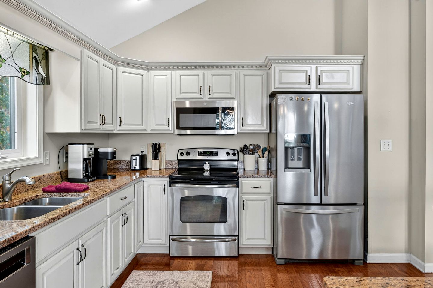 Scenic Dog-Friendly Mountain Chalet with Panoramic Views & Game Loft Near Berkeley Springs, Hedgesville, WV