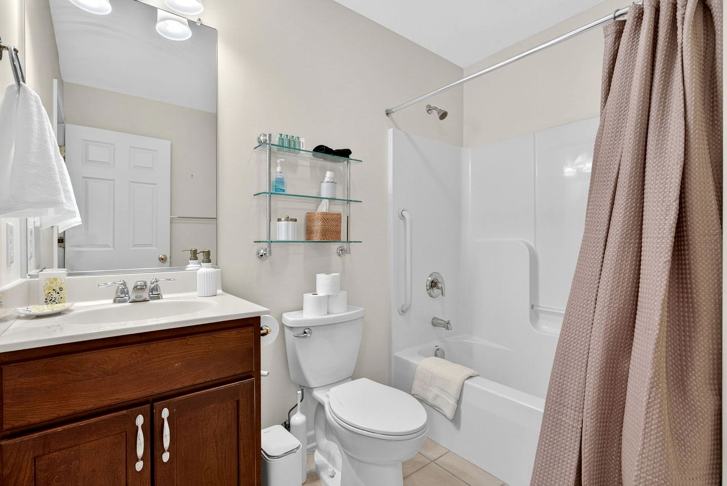 Scenic Dog-Friendly Mountain Chalet with Panoramic Views & Game Loft Near Berkeley Springs, Hedgesville, WV