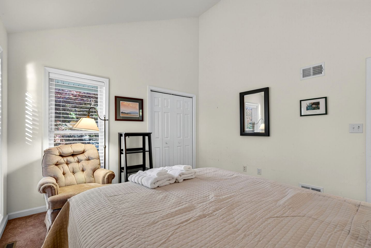 Scenic Dog-Friendly Mountain Chalet with Panoramic Views & Game Loft Near Berkeley Springs, Hedgesville, WV