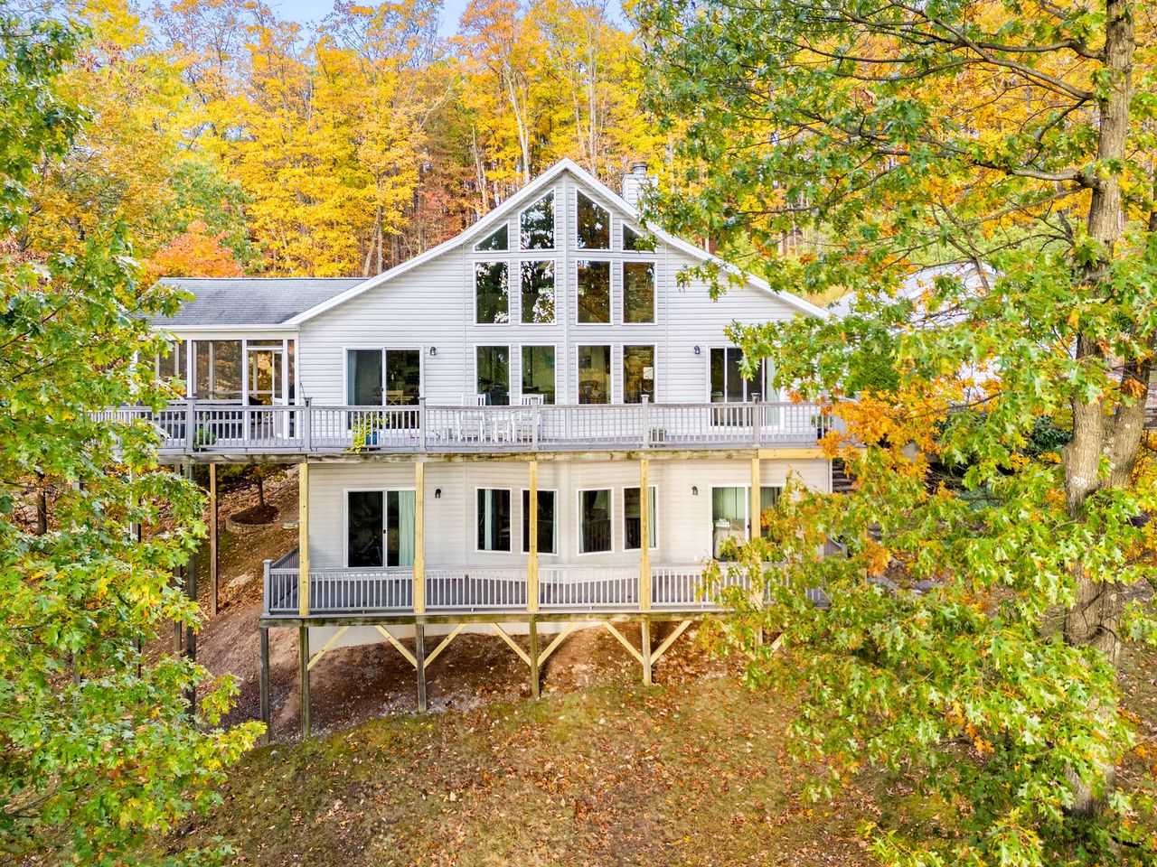 Scenic Dog-Friendly Mountain Chalet with Panoramic Views & Game Loft Near Berkeley Springs, Hedgesville, WV