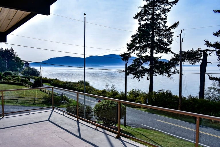 Cozy Beach House with Lovely Coast Views Ideal for a Family Getaway in Washington