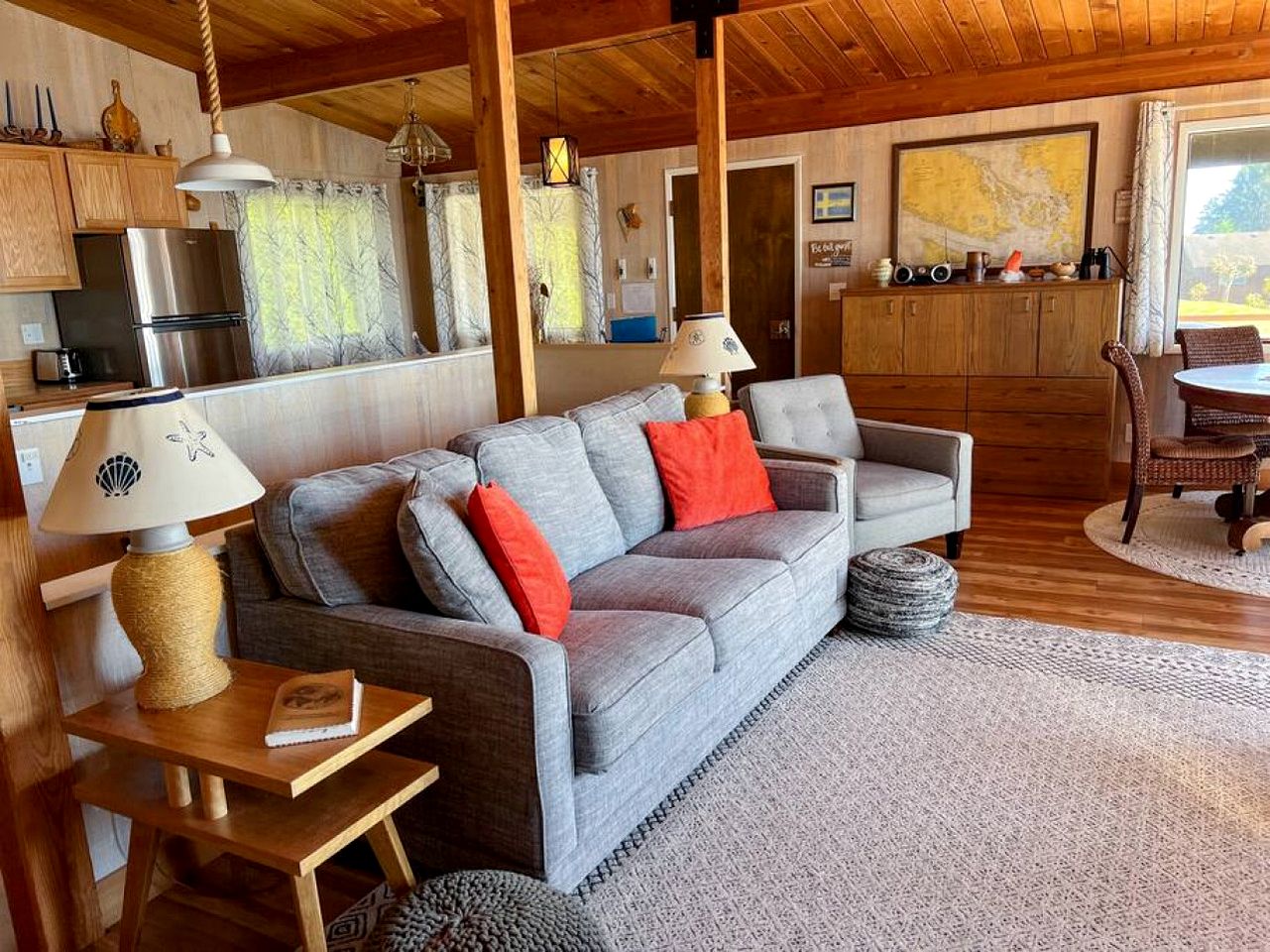 Cozy Beach House with Lovely Coast Views Ideal for a Family Getaway in Washington