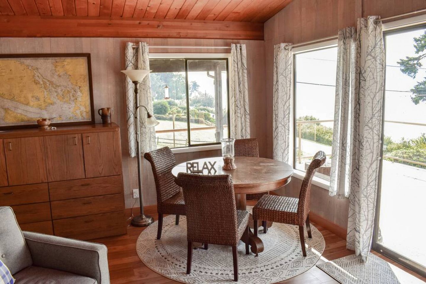 Cozy Beach House with Lovely Coast Views Ideal for a Family Getaway in Washington