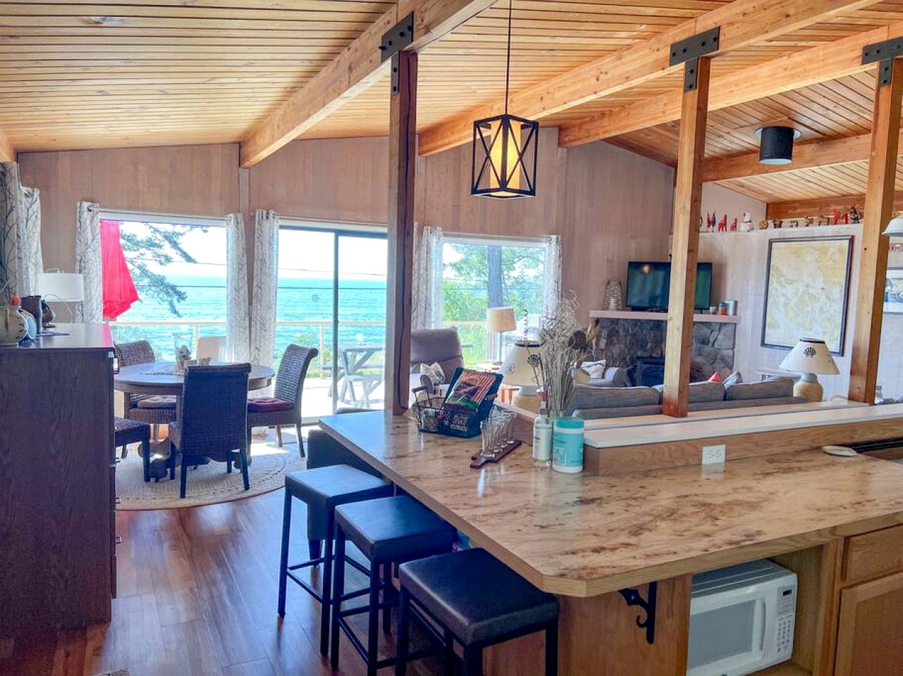 Cozy Beach House with Lovely Coast Views Ideal for a Family Getaway in Washington