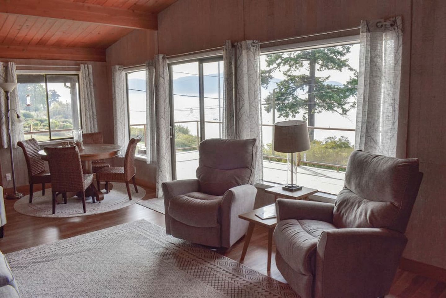 Cozy Beach House with Lovely Coast Views Ideal for a Family Getaway in Washington