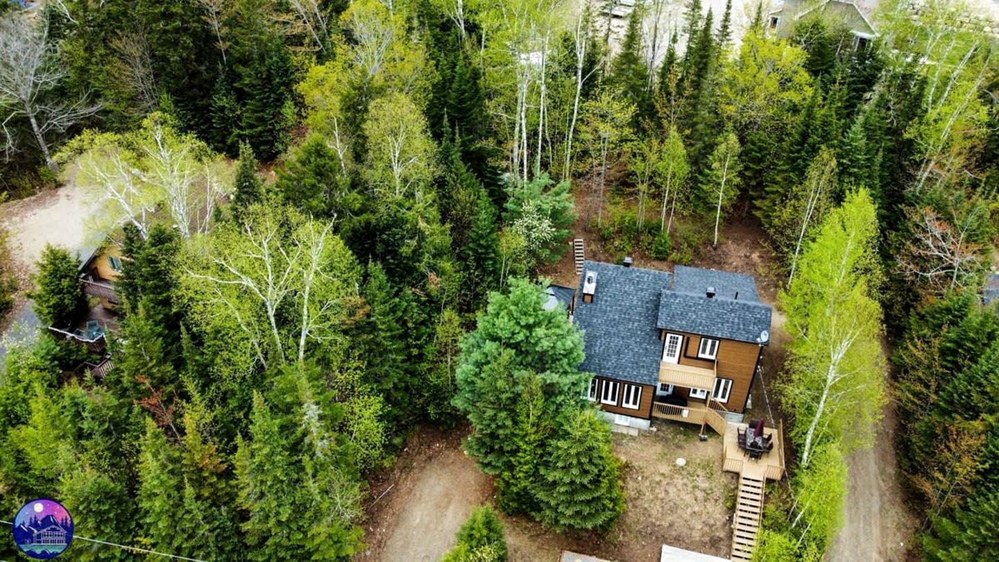 Amazing for Winter Sports Cabin with Jacuzzi and Fire Pit in Saint Come, Quebec