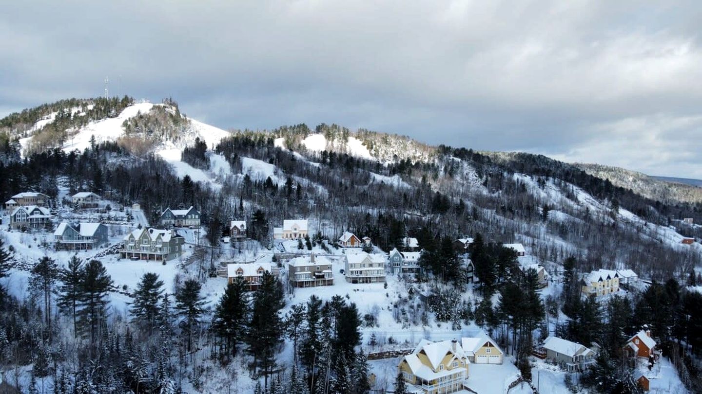 Amazing for Winter Sports Cabin with Jacuzzi and Fire Pit in Saint Come, Quebec
