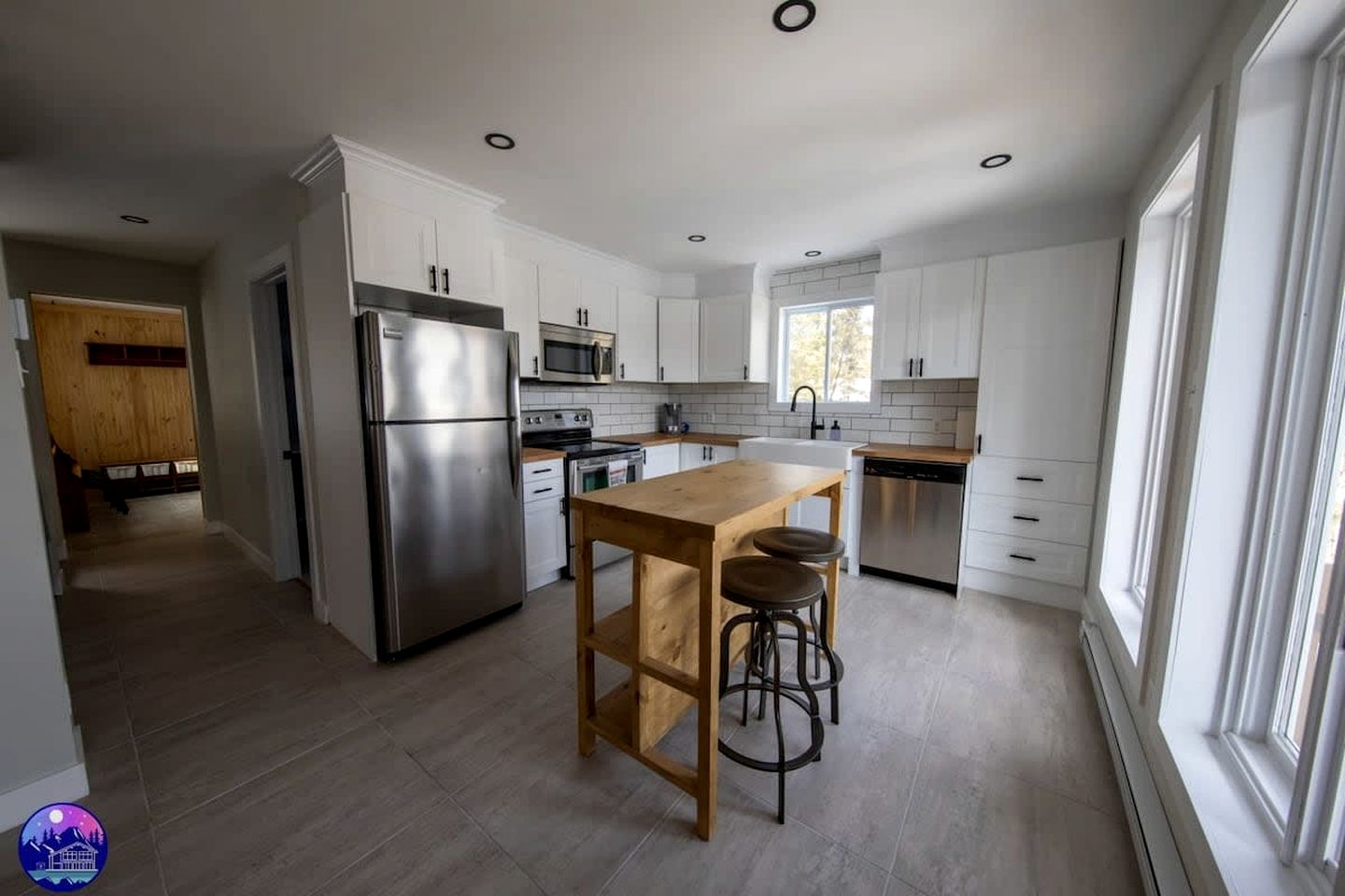 Amazing for Winter Sports Cabin with Jacuzzi and Fire Pit in Saint Come, Quebec