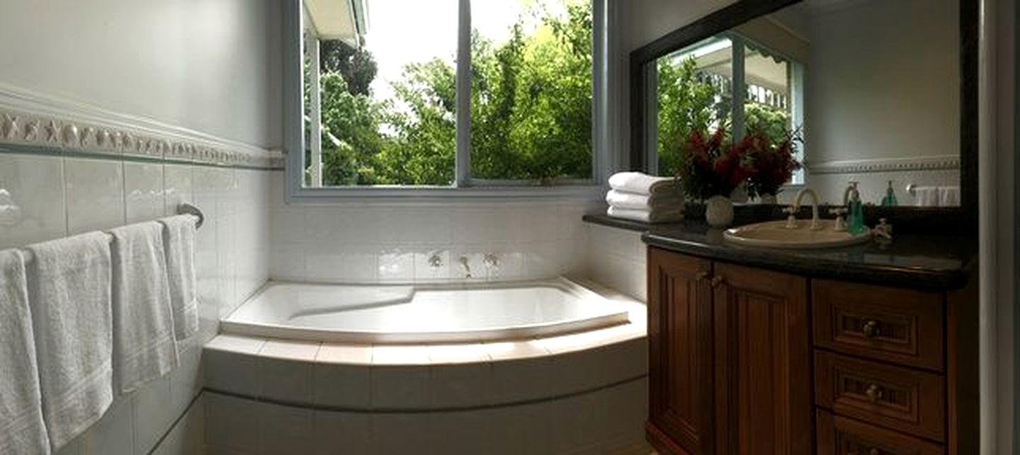 Luxurious Getaway on a Hobby Farm in Melbourne, Victoria