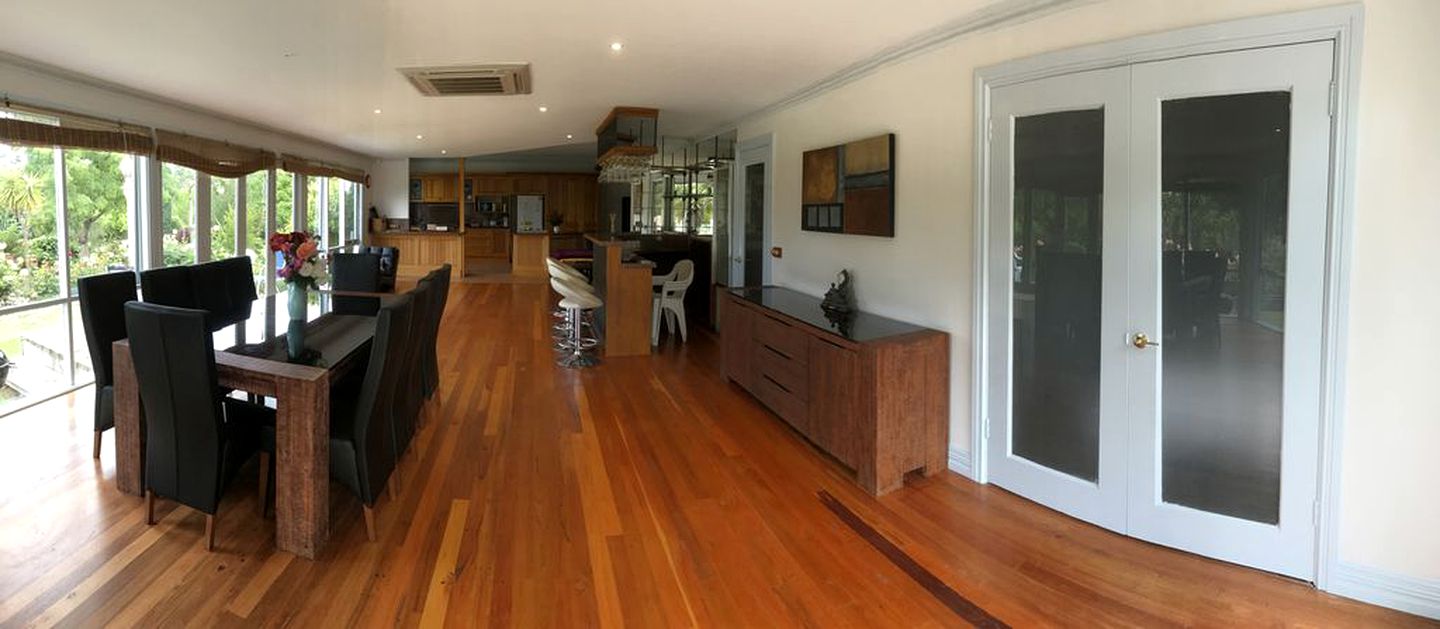 Luxurious Getaway on a Hobby Farm in Melbourne, Victoria