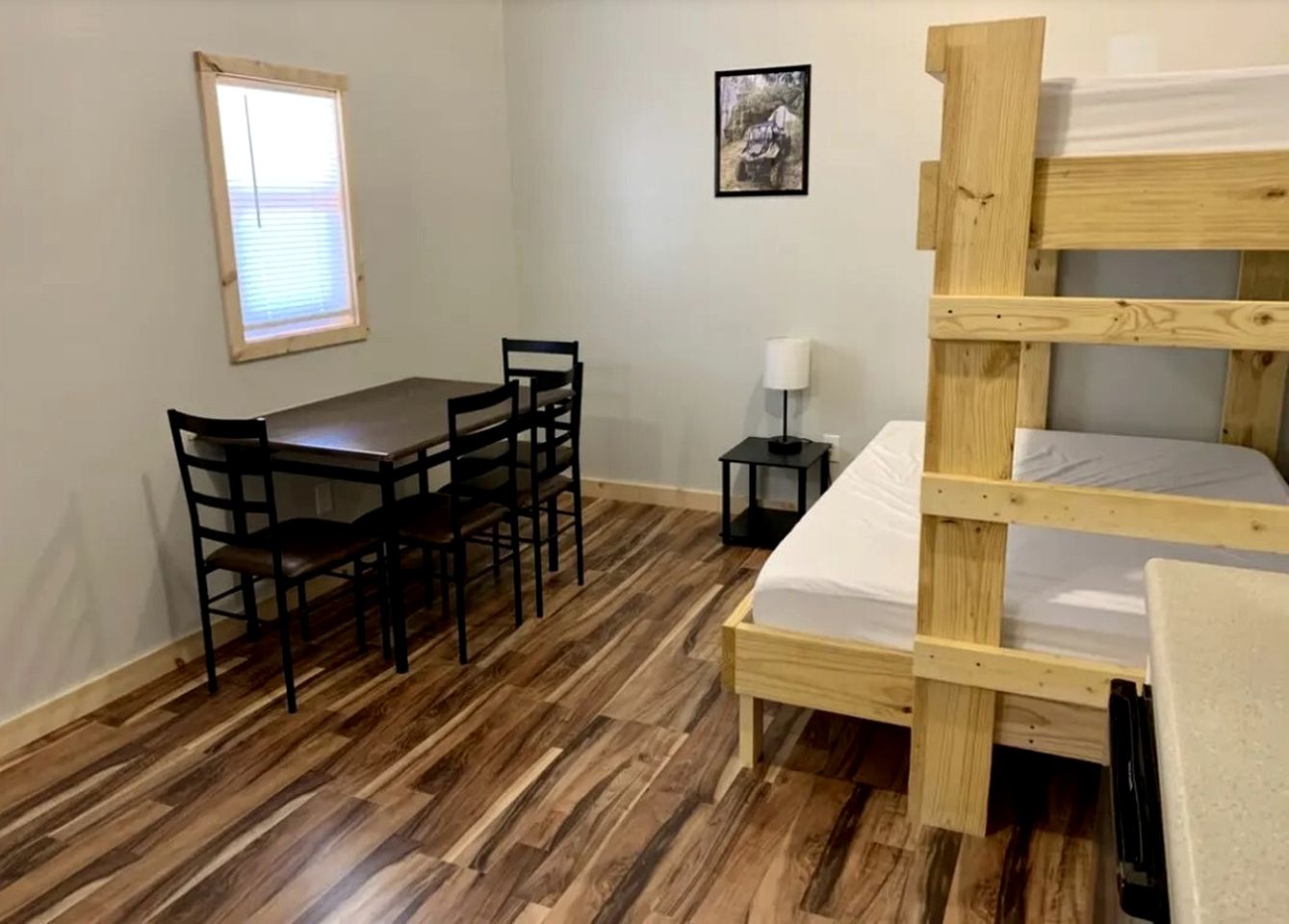 Amazing Wooden Cabin Close to Great Hiking Trails in Jamestown, Tennessee