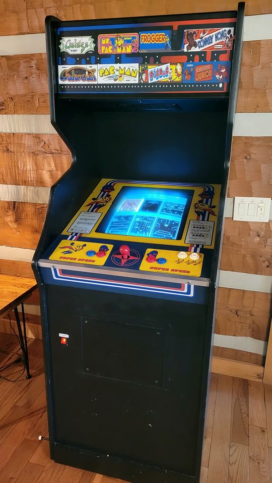 Amazing Wooden Cabin with Hot-tub and Game Room in Sevierville, Tennessee