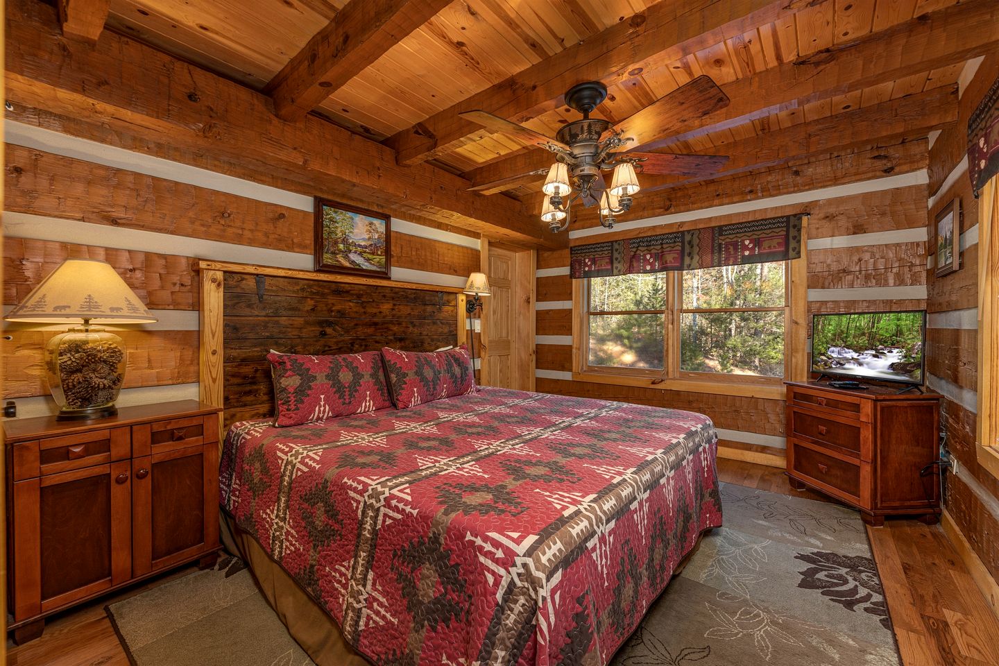 Amazing Wooden Cabin with Hot-tub and Game Room in Sevierville, Tennessee