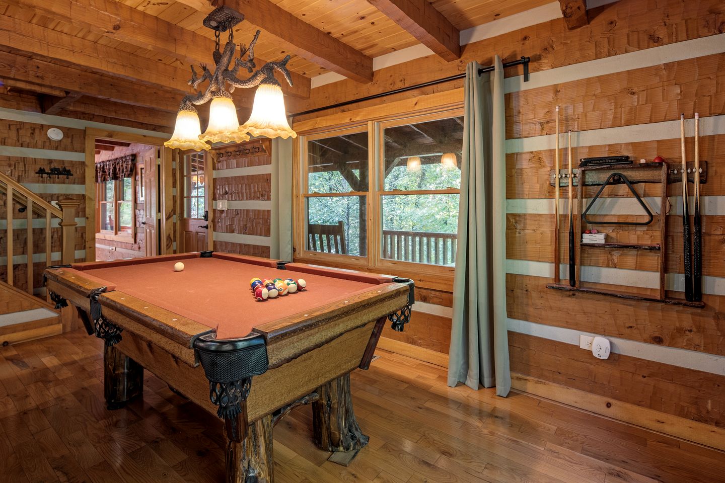 Amazing Wooden Cabin with Hot-tub and Game Room in Sevierville, Tennessee