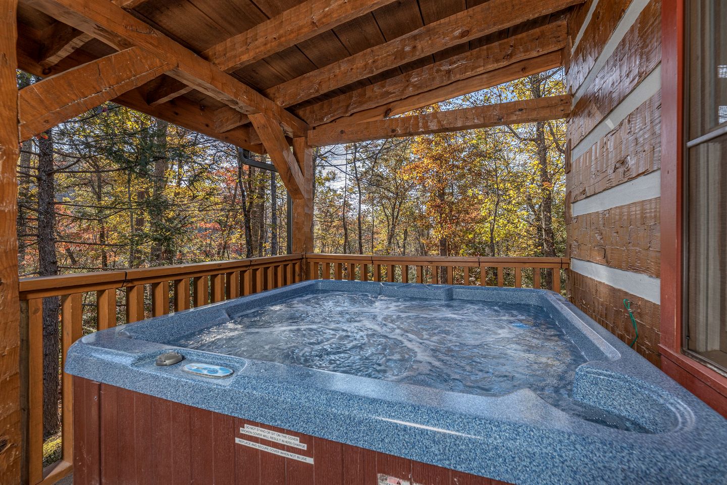Amazing Wooden Cabin with Hot-tub and Game Room in Sevierville, Tennessee