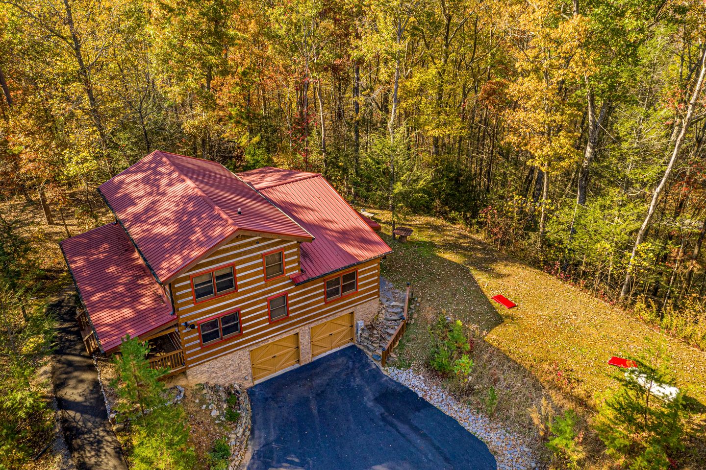 Amazing Wooden Cabin with Hot-tub and Game Room in Sevierville, Tennessee