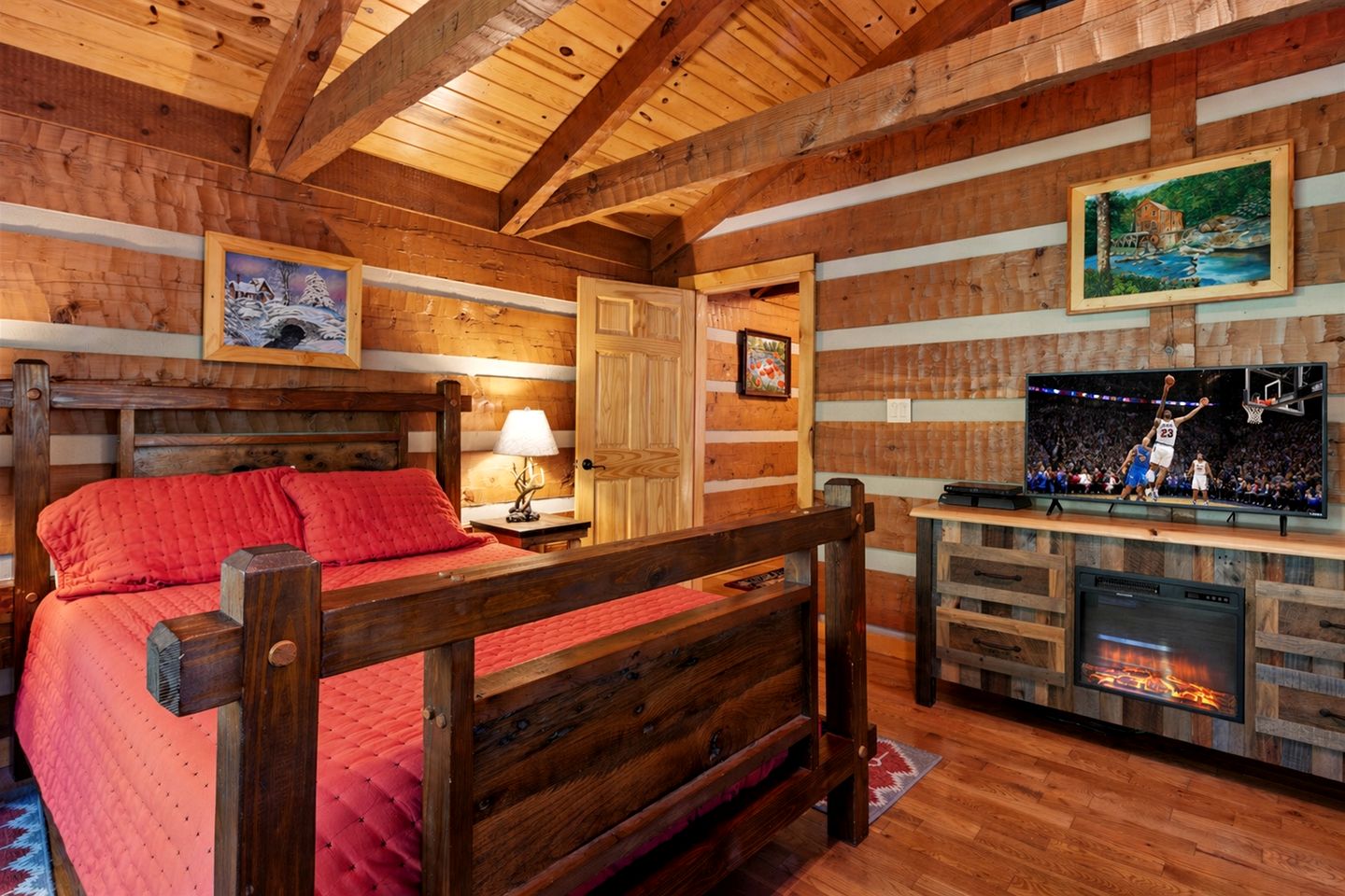 Amazing Wooden Cabin with Hot-tub and Game Room in Sevierville, Tennessee