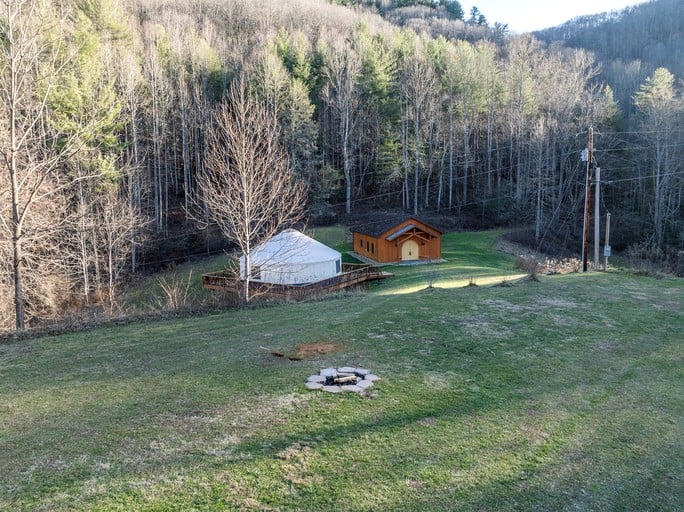 Yurts (United States of America, Hot Springs, North Carolina)