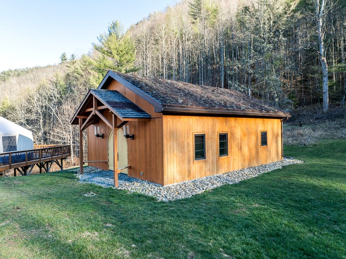 Yurts (United States of America, Hot Springs, North Carolina)