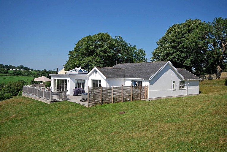 Modern Cottage with Hot-Tub and Picnic Space in Saundersfoot, Wales