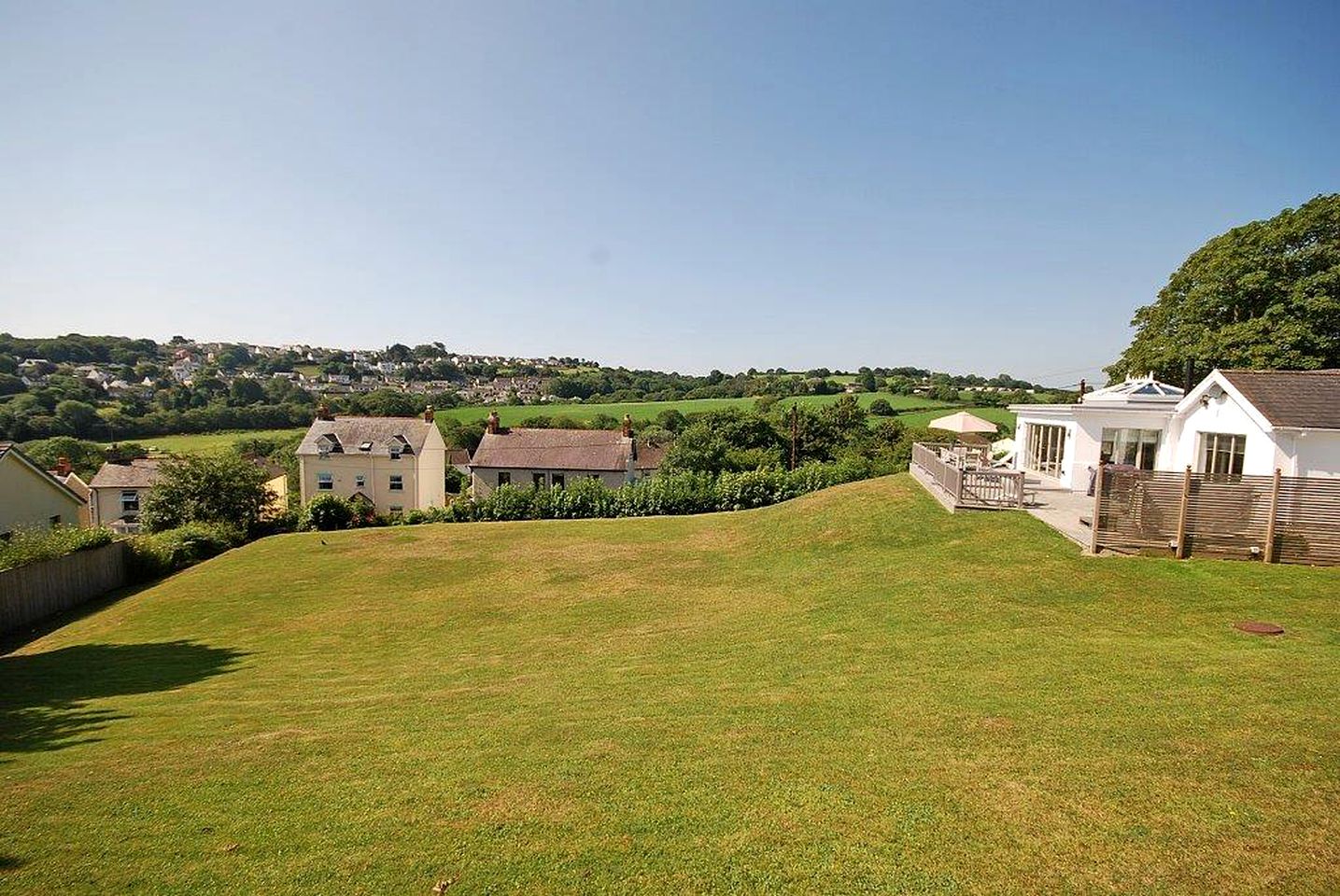 Modern Cottage with Hot-Tub and Picnic Space in Saundersfoot, Wales