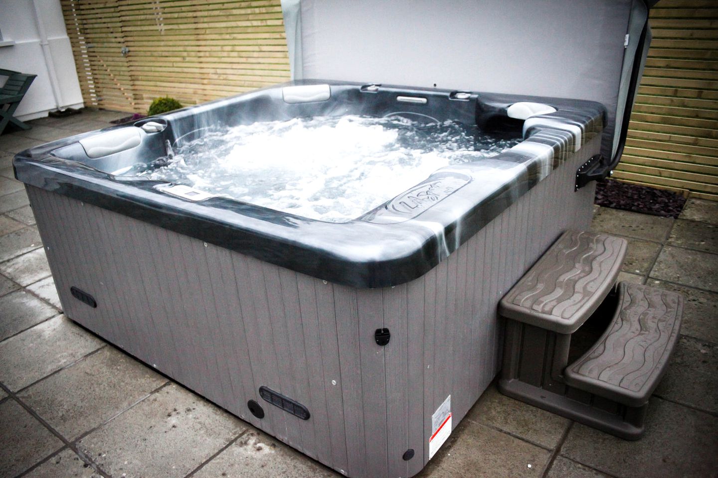 Modern Cottage with Hot-Tub and Picnic Space in Saundersfoot, Wales