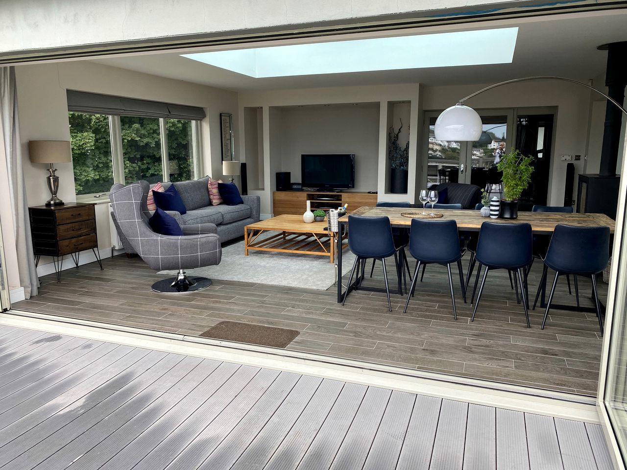 Modern Cottage with Hot-Tub and Picnic Space in Saundersfoot, Wales