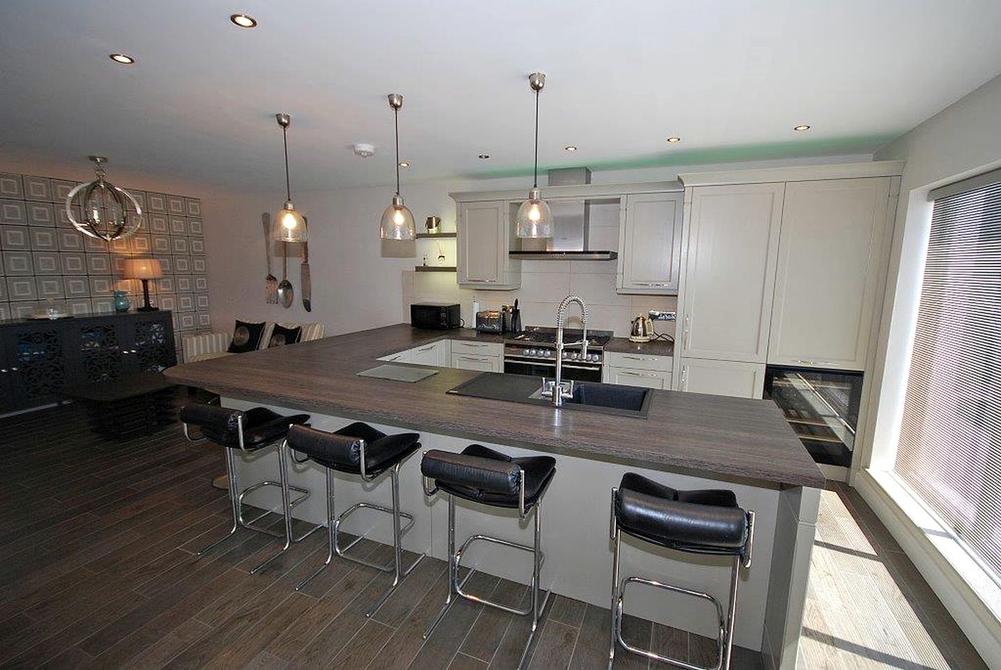 Modern Cottage with Hot-Tub and Picnic Space in Saundersfoot, Wales
