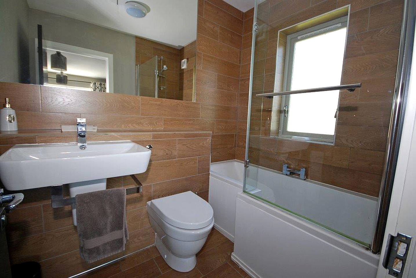 Modern Cottage with Hot-Tub and Picnic Space in Saundersfoot, Wales