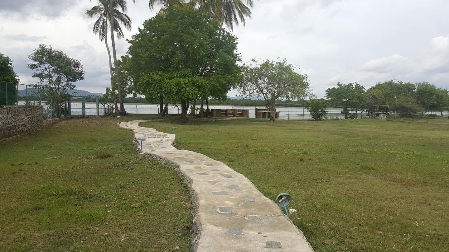 Lakefront Bungalow with Swimming Pool on Yodhakandiya Lake, Sri Lanka